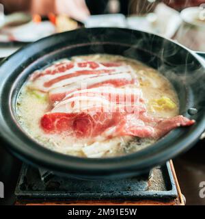 Hot pot japonais sukiyaki port Banque D'Images