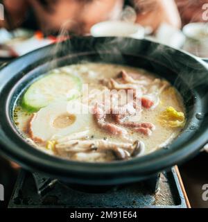 Hot pot japonais sukiyaki port Banque D'Images