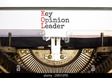 KOL symbole de leader d'opinion clé. Mots-clés KOL leader d'opinion dactylographié sur une vieille machine à écrire rétro. Magnifique fond blanc. Business KOL key opinio Banque D'Images