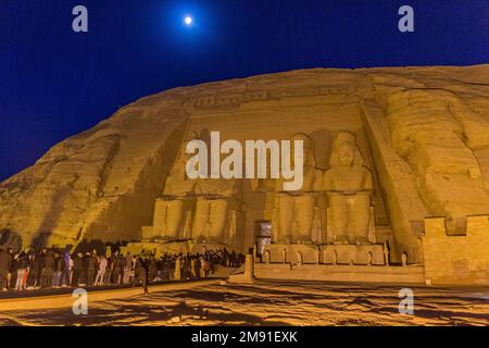 ABU SIMBEL, ÉGYPTE - 22 FÉVRIER 2019 : longue file de personnes attendant devant le Grand Temple de Ramesses II à Abu Simbel, Égypte. 22 février est une spécification Banque D'Images