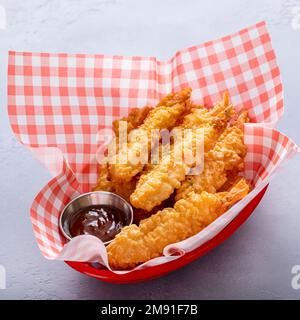 Crevettes tempura dans un panier servi avec une sauce aigre-douce Banque D'Images
