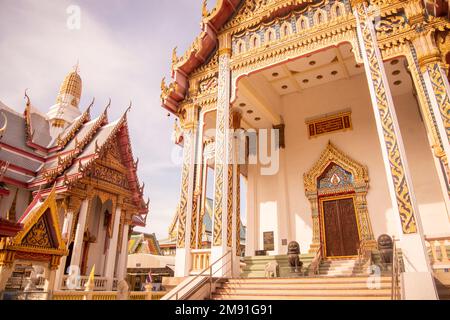 Le Wat si Maha Racha dans la ville de si Racha dans la province de Chonburi en Thaïlande, Siracha, novembre 2022 Banque D'Images