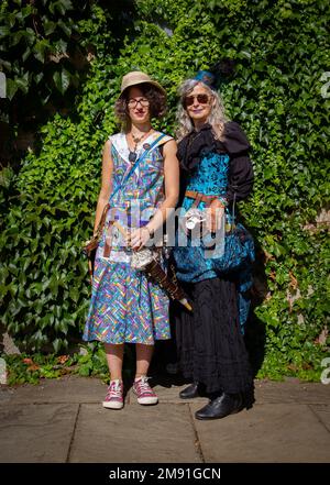 Deux steampunks femelles, dont l'une porte un étui pour teacup. Explorer, voyageur, aventurier thème steampunk costumes. Banque D'Images