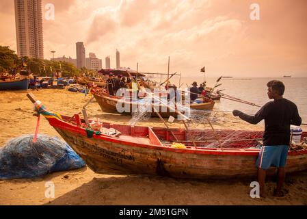 Le marché de pêche, port et village à la plage dans la ville de Jomtien près de la ville de Pattaya dans la province de Chonburi en Thaïlande, Thalilan Banque D'Images