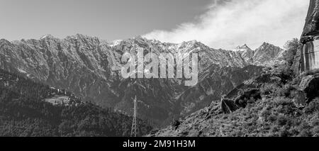 Couleurs de Manali dans l'Himachal Pradesh Inde. Vue panoramique sur l'Himalaya. Cascade arc-en-ciel de Jogni chute d'eau trek dans la nature de Manali Himachal Pradesh Banque D'Images