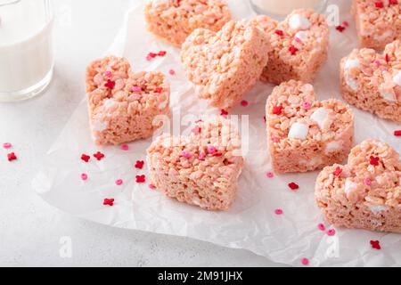 Friandises de riz krispie en forme de cœur pour la Saint-Valentin Banque D'Images