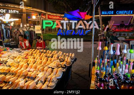 Un marché nocturne sur la plage de la ville de Pattaya dans la province de Chonburi en Thaïlande, Thaïlande, Pattaya, novembre 2022 Banque D'Images