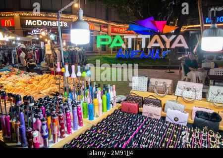 Un marché nocturne sur la plage de la ville de Pattaya dans la province de Chonburi en Thaïlande, Thaïlande, Pattaya, novembre 2022 Banque D'Images