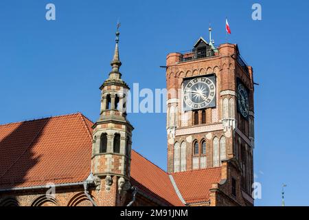 Torun hôtel de ville de Ratusz Staromiejski horloge tour du 18th siècle avec drapeau polonais en Pologne Banque D'Images