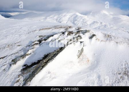 Killin, Écosse, Royaume-Uni. 16th janvier 2023. Sur les pistes enneigées de Meall Nan Tarmachan, une importante promenade de munro et de crête à Killin, avec de fortes chutes de neige prévues plus tard cette semaine. Vue vers Ben Lawers et Beinn Ghlas. Crédit : Craig Brown/Alay Live News Banque D'Images