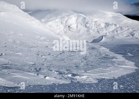 Killin, Écosse, Royaume-Uni. 16th janvier 2023. Sur les pistes enneigées de Meall Nan Tarmachan, une importante promenade de munro et de crête à Killin, avec de fortes chutes de neige prévues plus tard cette semaine. Vue vers Ben Lawers et Beinn Ghlas. Crédit : Craig Brown/Alay Live News Banque D'Images