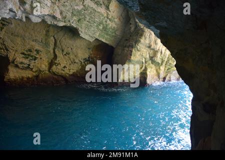 Grottes de Rosh HaNikra avec falaises de craie blanche et téléphérique en Israël Banque D'Images