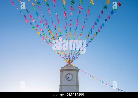 Des banderoles colorées dans le ciel bleu, Palacio Municipal, San José del Cabo, Baja California, Mexique Banque D'Images