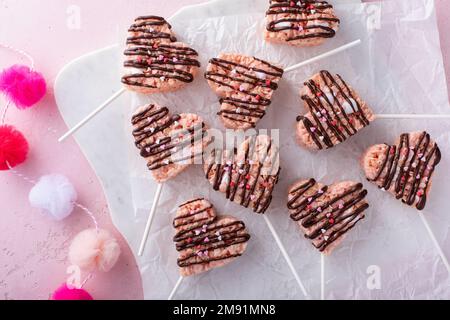Friandises de riz krispie en forme de cœur pour la Saint-Valentin Banque D'Images