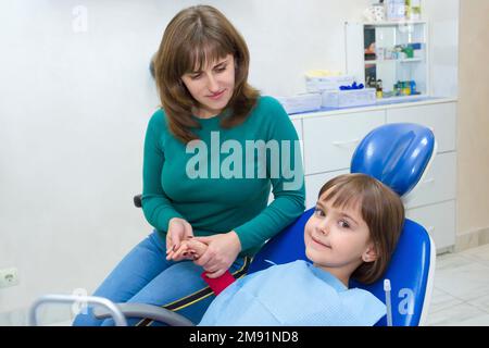 Une mère avec une fille dans un cabinet de dentistes. Médecine, dentisterie et soins de santé Banque D'Images