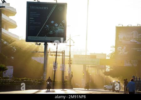 1 janvier 2023, raïpur, chhattisgarh, rayons du soleil du matin ou des lumières passant à travers des bâtiments et des exploitations et des rayons tombant sur la route vide de raïpur, chha Banque D'Images