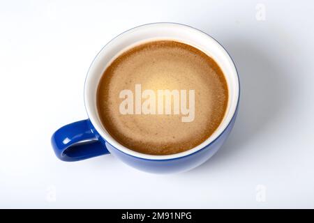 Un cappuccino bleu isolé sur fond blanc. Une tasse de café Banque D'Images