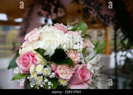 Un bouquet de fleurs colorées et décorées avec un fond gris Banque D'Images
