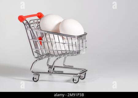 Oeufs dans un panier, un gros plan sur le fond blanc. Une notion de shopping Banque D'Images