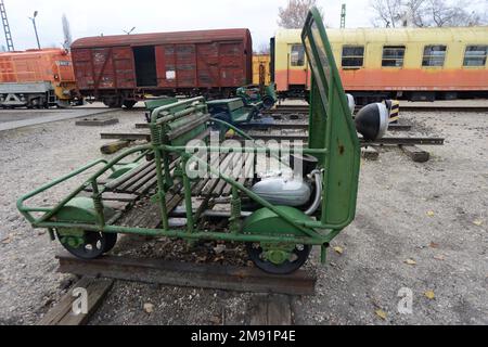 Un graisine ou un éleveur à essence, utilisé par l'équipe d'entretien de voie et de voie permanente pour le transport. Musée du chemin de fer hongrois Budapest 2022 Banque D'Images