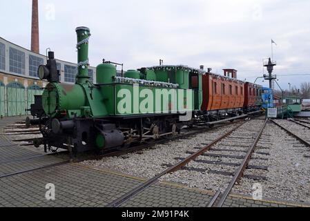 Locomotive à vapeur et voitures anciennes exposées autour d'une plaque tournante, au Musée du chemin de fer hongrois, Budapest, Hongrie Banque D'Images