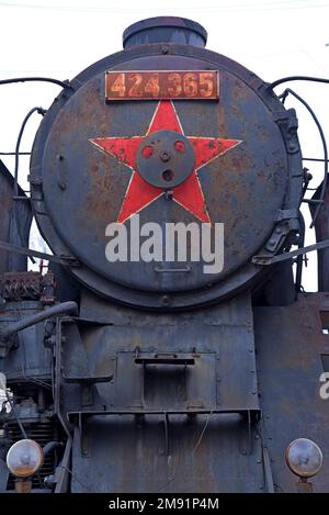 Ancienne locomotive à vapeur exposée autour d'une plaque tournante, au Musée du chemin de fer hongrois, Budapest, Hongrie Banque D'Images