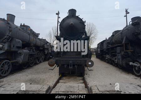 Des locomotives à vapeur anciennes sont exposées autour d'une plaque tournante, au Musée du chemin de fer hongrois, Budapest, Hongrie Banque D'Images