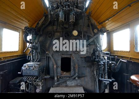 Plaque de pied d'une ancienne locomotive à vapeur exposée autour d'une plaque tournante loco, au Musée du chemin de fer hongrois, Budapest, Hongrie Banque D'Images