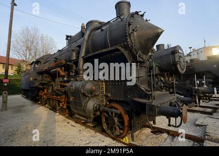 Des locomotives à vapeur anciennes sont exposées autour d'une plaque tournante, au Musée du chemin de fer hongrois, Budapest, Hongrie Banque D'Images