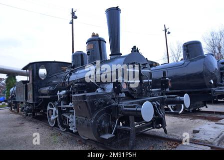 Des locomotives à vapeur anciennes sont exposées autour d'une plaque tournante, au Musée du chemin de fer hongrois, Budapest, Hongrie Banque D'Images