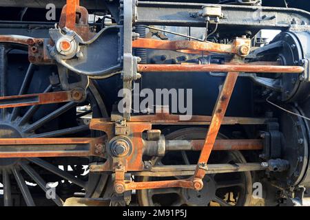 Des locomotives à vapeur anciennes sont exposées autour d'une plaque tournante, au Musée du chemin de fer hongrois, Budapest, Hongrie Banque D'Images