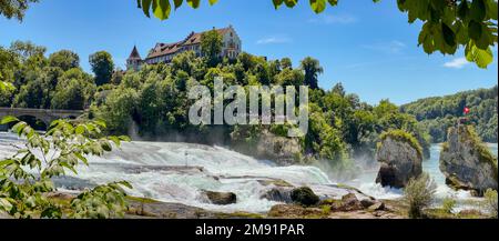 Panorama depuis le point de vue du Rheinfall Schaffhausen avec la rivière et le château de Lauffen, Suisse Banque D'Images