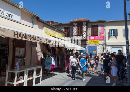 Rue commerçante de Limassol, Chypre. Banque D'Images