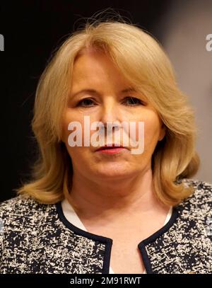 Pat Cullen, chef de la direction du Royal College of Nursing (RCN), parlant aux médias au siège social du RCN, dans le centre de Londres, à la suite de l'annonce que les infirmières et infirmiers vont organiser deux autres grèves le mois prochain, car une rangée avec le gouvernement sur-payé ne montre aucun signe clair de parvenir à une résolution. Dans une escalade de l'action industrielle, le RCN a déclaré que les infirmières feront grève sur 6 février et 7, avec plus de trusts du NHS prenant part qu'au cours de deux jours de grève en décembre. Date de la photo: Lundi 16 janvier 2023. Banque D'Images