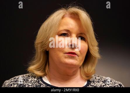 Pat Cullen, chef de la direction du Royal College of Nursing (RCN), parlant aux médias au siège social du RCN, dans le centre de Londres, à la suite de l'annonce que les infirmières et infirmiers vont organiser deux autres grèves le mois prochain, car une rangée avec le gouvernement sur-payé ne montre aucun signe clair de parvenir à une résolution. Dans une escalade de l'action industrielle, le RCN a déclaré que les infirmières feront grève sur 6 février et 7, avec plus de trusts du NHS prenant part qu'au cours de deux jours de grève en décembre. Date de la photo: Lundi 16 janvier 2023. Banque D'Images