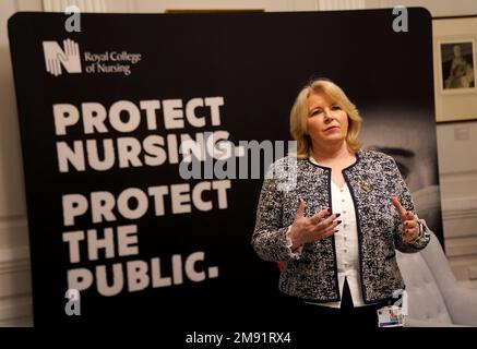 Pat Cullen, chef de la direction du Royal College of Nursing (RCN), parlant aux médias au siège social du RCN, dans le centre de Londres, à la suite de l'annonce que les infirmières et infirmiers vont organiser deux autres grèves le mois prochain, car une rangée avec le gouvernement sur-payé ne montre aucun signe clair de parvenir à une résolution. Dans une escalade de l'action industrielle, le RCN a déclaré que les infirmières feront grève sur 6 février et 7, avec plus de trusts du NHS prenant part qu'au cours de deux jours de grève en décembre. Date de la photo: Lundi 16 janvier 2023. Banque D'Images