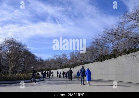 Washington, États-Unis. 16th janvier 2023. Les gens se rassemblent au Martin Luther King Jr Mémorial sur le bassin de marée à Washington, DC lundi, 16 janvier 2023. Photo de Bonnie Cash/UPI Credit: UPI/Alay Live News Banque D'Images