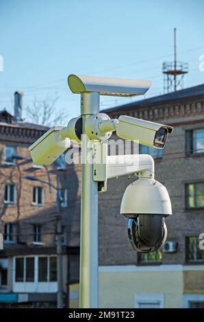 Trois caméras CCTV et une lampe LED sont installées sur le poteau situé sur la rue de la ville Banque D'Images