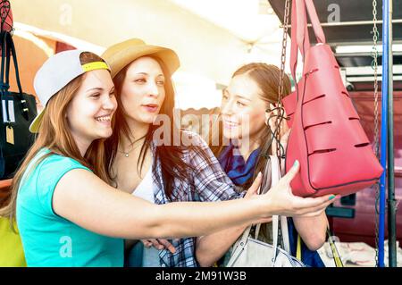 Jeunes belles femmes amies au marché aux puces à la recherche de sacs de mode - meilleures amies de sexe féminin s'amusant et faisant du shopping dans la vieille ville - Croix vive Banque D'Images