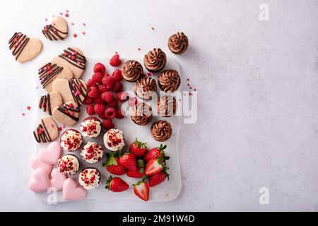 Plateau de charcuterie Saint-Valentin avec petits gâteaux et fraises Banque D'Images