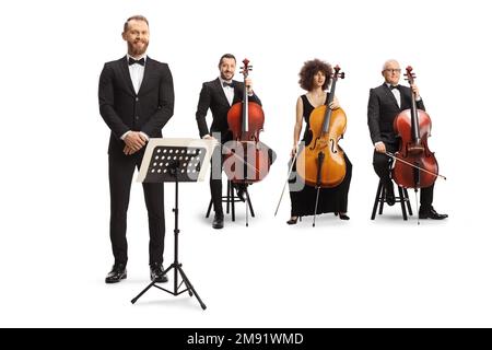 Groupe de violoncellistes mâles et femelles et un chef de musique posant isolé sur fond blanc Banque D'Images