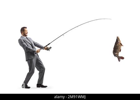 Photo pleine longueur d'un homme d'affaires qui attrape un gros poisson-carpe isolé sur fond blanc Banque D'Images