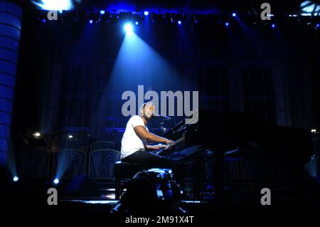 John Legend à une soirée des étoiles hommage à Smokey Robinson, 2007 crédit: Ron Wolfson / MediaPunch Banque D'Images