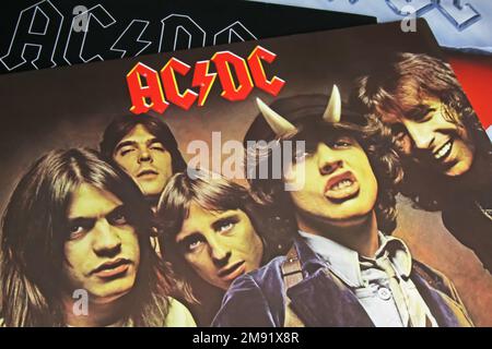 Viersen, Allemagne - 9 novembre. 2022: Gros plan du disque de vinyle isolé Highway to Hell album du groupe de rock dur AC/DC sorti 1979 Banque D'Images