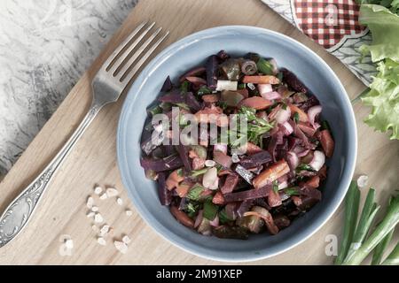 Vinaigrette aux betteraves et légumes durs, salade traditionnelle russe maison. Alimentation saine avec des légumes pour la nutrition végétarienne. VI Banque D'Images