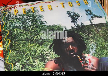 Viersen, Allemagne - 9 novembre. 2022: Gros plan de vinyle isolé disque légaliser il album de racines jamaïcaines reggae chanteur Peter Tosh fumer la marijuana p Banque D'Images