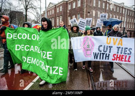 Des étudiants et des activistes du climat sont vus marcher tout en tenant de grandes bannières pendant la manifestation. Plusieurs organisations climatiques et la rébellion de l'Université UVA ont organisé une manifestation à l'Université d'Amsterdam (Universiteit van Amsterdam, UVA), pour appeler l'université à couper les liens avec la compagnie pétrolière Shell. Des étudiants et des activistes du climat se sont réunis sur l'un des ponts de l'université et de là ils ont marché jusqu'au bâtiment principal. Là, pendant que des discours ont été prononcés, certains des étudiants ont occupé une partie de l'édifice comme une action non annoncée. Selon les activistes Shell et le Banque D'Images