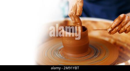 Image rognée des mains travaillant avec la roue de la poterie, gros plan de la mise en forme des bords d'argile, bannière, espace de copie. Banque D'Images