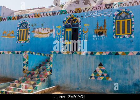 ASSOUAN, ÉGYPTE : 22 FÉVRIER 2019 : maison colorée dans le village nubien de Gharb Seheil, Égypte Banque D'Images