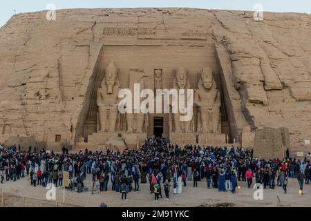 ABU SIMBEL, ÉGYPTE - 22 FÉVRIER 2019 : une foule de personnes attend devant le Grand Temple de Ramesses II à Abu Simbel, Égypte. 22 février est un spécial Banque D'Images